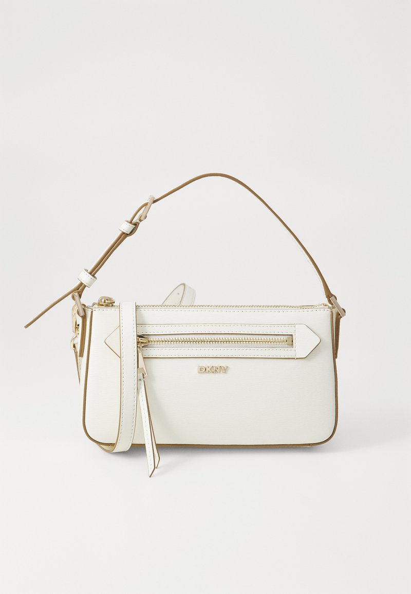 Borsa a tracolla bianca in pelle con una tracolla staccabile, dotata di una tasca anteriore con zip, hardware dorato e dettagli a forma triangolare.