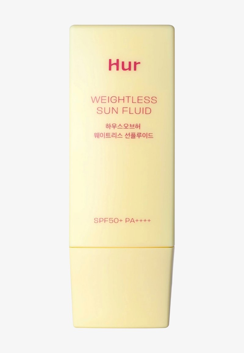 Gele tube van Hur Weightless Sun Fluid zonnebrandcrème met SPF 50+ en PA++++ bescherming, inclusief tekst in het Engels en Koreaans.
