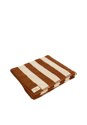 Toalla de playa doblada con amplias rayas horizontales marrones y crema y una pequeña etiqueta beige en una esquina.