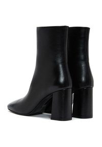 Bottes noires en cuir, à la cheville, au design épuré, avec un bout pointu et des talons carrés épais. Texture lisse, détails minimalistes, silhouette moderne.