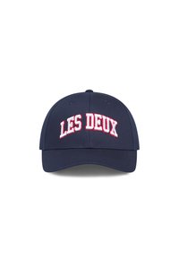 Marinen caps med "LES DEUX" brodert i hvitt og rødt. Har en buet skjerm og justerbar bakrem. Glatt tekstur.
