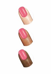 Tre forskellige velplejede negle viser en glansfuld pink lak. Hver negl varierer i form og hudtone: lys, medium og mørk.
