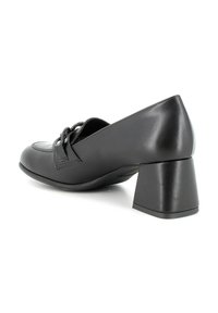 Scarpa in pelle nera con punta arrotondata e dettaglio decorativo a fiocco. Presenta un tacco quadrato di media altezza e una superficie liscia.