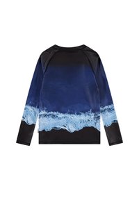 Μακρυμάνικος προστατευτικός ρούχος σε μπλε και μαύρο χρώμα με τύπωμα κυμάτων στο τελείωμα. Κατασκευασμένο από μαλακό, ελαφρύ ύφασμα με εφαρμοστό σχέδιο.