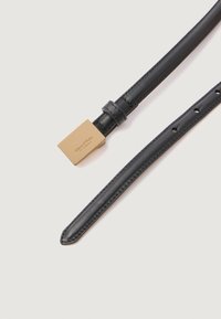 Schwarzer Leder-Gürtel mit einer rechteckigen Goldmetall-Schnalle, die mit geprägt ist, glatter Textur und gleichmäßig verteilten Löchern zur Anpassung.