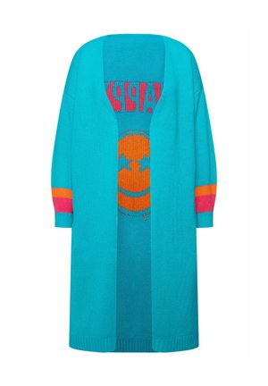 Lyseblå oversized cardigan med pink-stribede ærmer. Har et glad smilende ansigt og ordet "HAPPY" i fed rød på den indvendige strik.