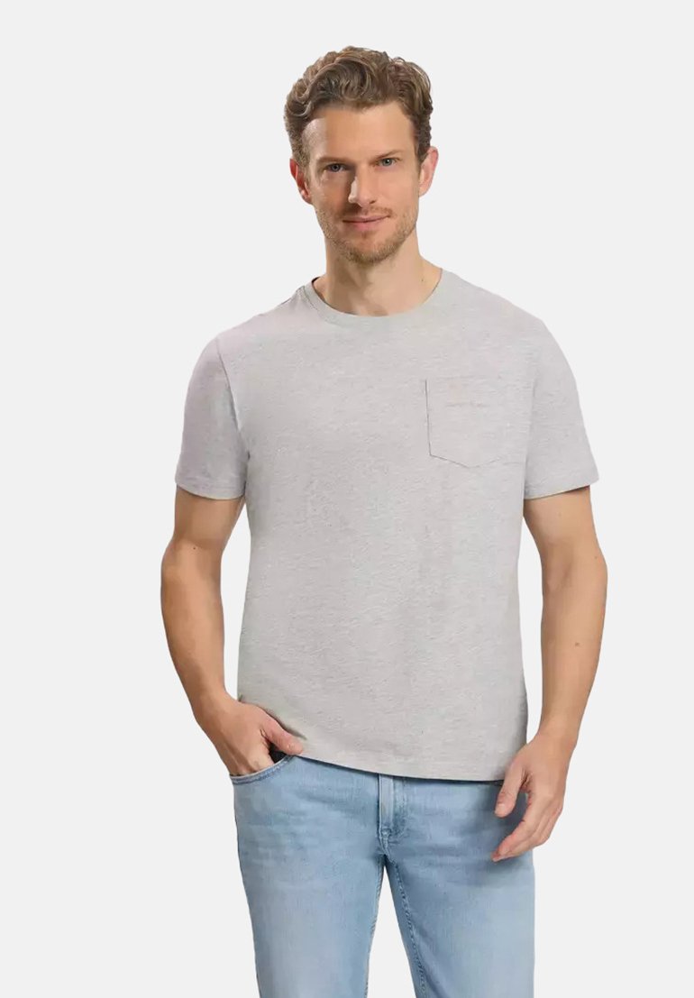 Jasnoszary T-shirt z krótkim rękawem, wykonany z miękkiego materiału, z małą kieszonką na piersi i okrągłym dekoltem, w zestawie z niebieskimi dżinsami.