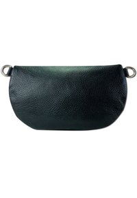 Zwart leren clutch met een gestructureerd oppervlak, ovaal van vorm, twee zilverkleurige ringen aan de zijkanten en een ritssluiting aan de bovenkant.
