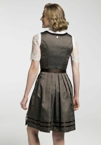 Bruine gemêleerde jurk met een nauwsluitend lijfje, geplooide rok en kanten mouwen. Inclusief een bruine riem en decoratieve accenten op de zoom.