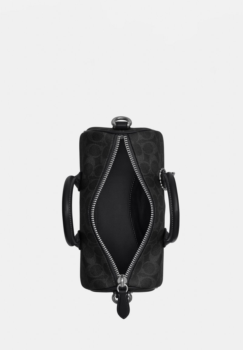 Sac à main noir de créateur avec un motif subtil, fermeture éclair supérieure ouverte, deux poignées sur les côtés, doublure intérieure visible et quincaillerie en métal argenté.