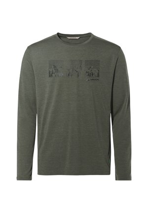 Olijfgroene overhemd met lange mouwen van zachte stof, met een horizontale afbeelding van bergen en bomen in zwarte inkt.