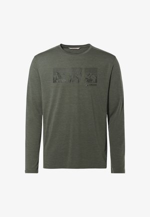 Olijfgroene overhemd met lange mouwen van zachte stof, met een horizontale afbeelding van bergen en bomen in zwarte inkt.