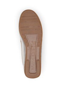 Sohle eines Schuhs aus einem strukturierten, braunen Gummimaterial, das ein linienförmiges Muster und einen eingeprägten Markennamen in einem hellen Beige-Ton aufweist.