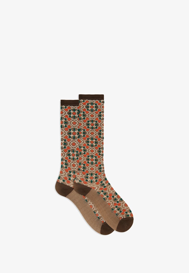 Calze fino al ginocchio con un bordo marrone e testurizzato e un motivo geometrico multicolore arancione, verde e beige.