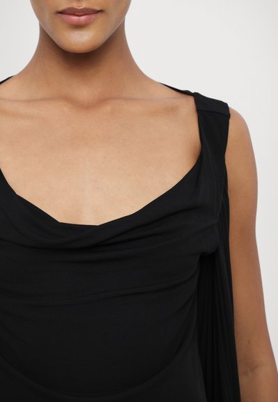 Abito nero senza maniche con scollo a rotondo, tessuto drappeggiato e superficie liscia, che mette in risalto un design minimalista.