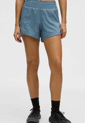 Hellblaue Sportshorts mit glatter Textur, elastischem Bund mit mehreren horizontalen Nähten und einem locker geschnittenen Design.