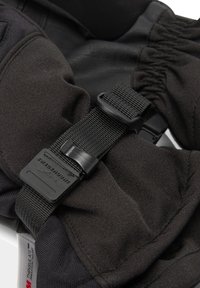 Czarne rękawice z tkaniny z akcentami ze sztucznej skóry, elastycznym mankietem oraz czarnym regulowanym paskiem z plastikowym zapięciem zapewniającym bezpieczne dopasowanie.