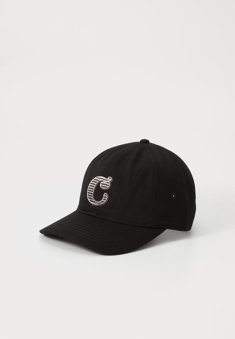 Čierna baseballová čiapka s zakriveným okrajom, vyrobená z textúrovanej tkaniny, obsahuje výrazne vyšívané písmeno "C" v pruhovanom dizajne.