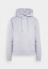 Sudadera de algodón gris con un bolsillo delantero, capucha con cordón y logotipo bordado. Presenta puños y dobladillo de canalé, textura suave y diseño casual.