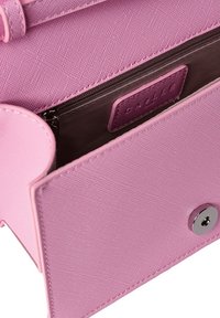 Borsa a tracolla rosa con texture, chiusura a pattina, tasca interna con zip e ferramenta argentata. Presenta una fodera liscia e un'etichetta del marchio visibile all'interno.