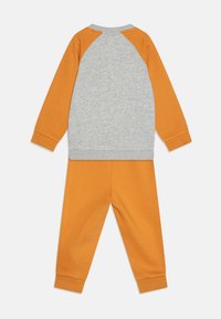 Puma MINICATS RAGLAN SET - Träningsset - ginger tea