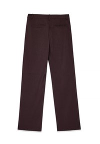 Pantaloni marroni scuri con un design a gamba dritta, caratterizzati da due tasche posteriori e una superficie liscia. Inclusa la cintura regolabile.