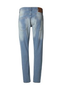 Světle modré džínové kalhoty s vybledlým efektem, pětikapsovým designem a hnědou koženou nášivkou na pásku. Rovný střih nohavic.