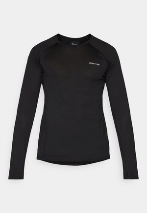 Schwarzes Langarmshirt aus leichtem Stoff. Hat einen runden Halsausschnitt, Raglanärmel und ein kleines Logo auf der Brust.