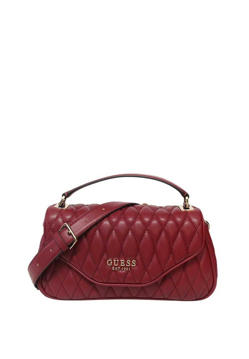 Gedesigneerde bordeaux handtas van quilt met een afneembare schouderband, een bovenhandvat en gouden logo accenten. Heeft een ronde vorm en een zachte textuur.
