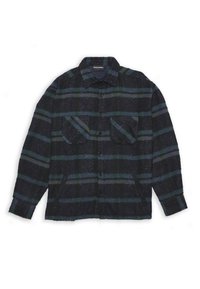 Koszula kurtka w kratę w kolorach ciemnoniebieskim, zielonym i czarnym. Posiada dwie kieszenie na piersi, zapięcie na guziki oraz teksturowaną tkaninę z widocznym splotem.