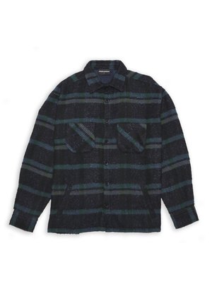 Koszula kurtka w kratę w kolorach ciemnoniebieskim, zielonym i czarnym. Posiada dwie kieszenie na piersi, zapięcie na guziki oraz teksturowaną tkaninę z widocznym splotem.