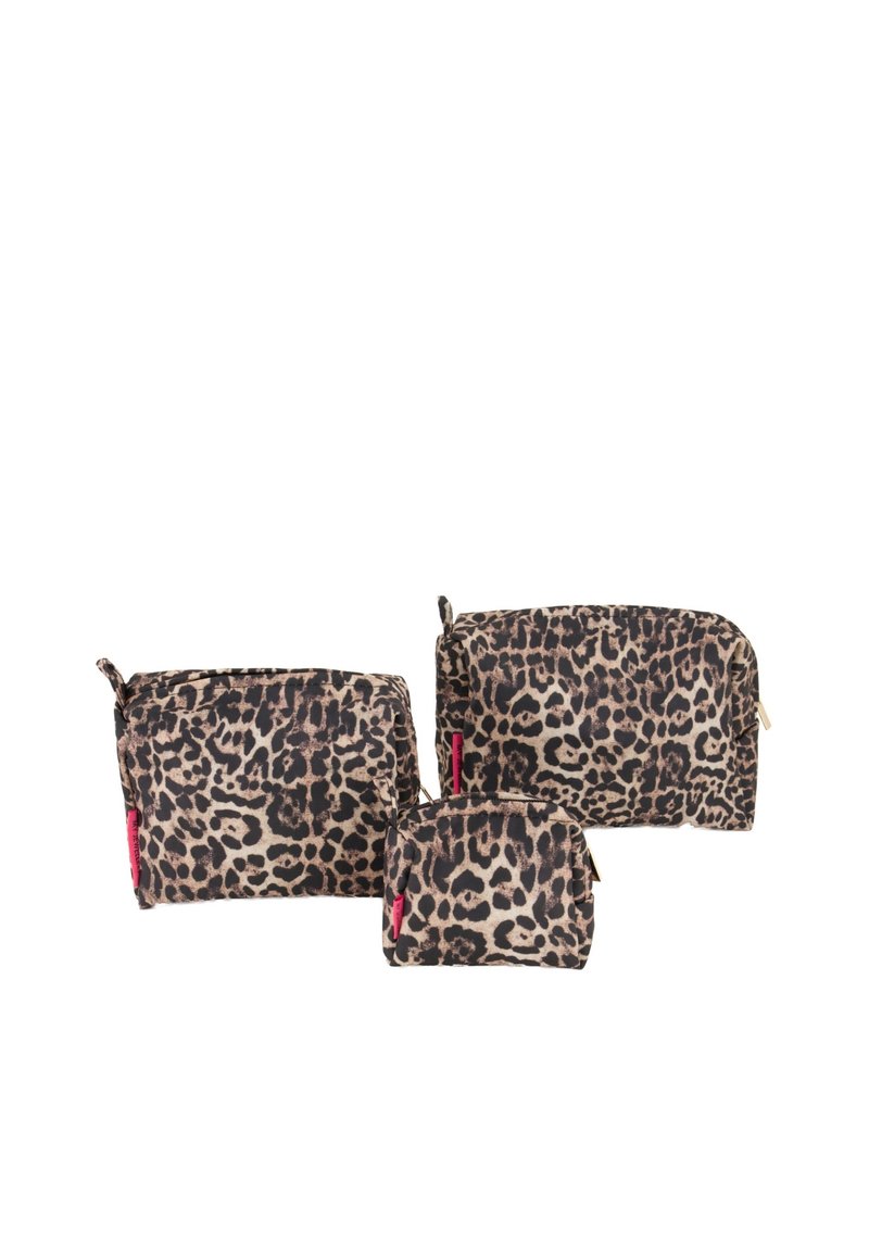 Drei Kosmetiktaschen mit Leopardenmuster in verschiedenen Größen, aus Stoff mit kontrastierenden roten Reißverschlüssen. Strukturierte Oberfläche und abgerundete Kanten.