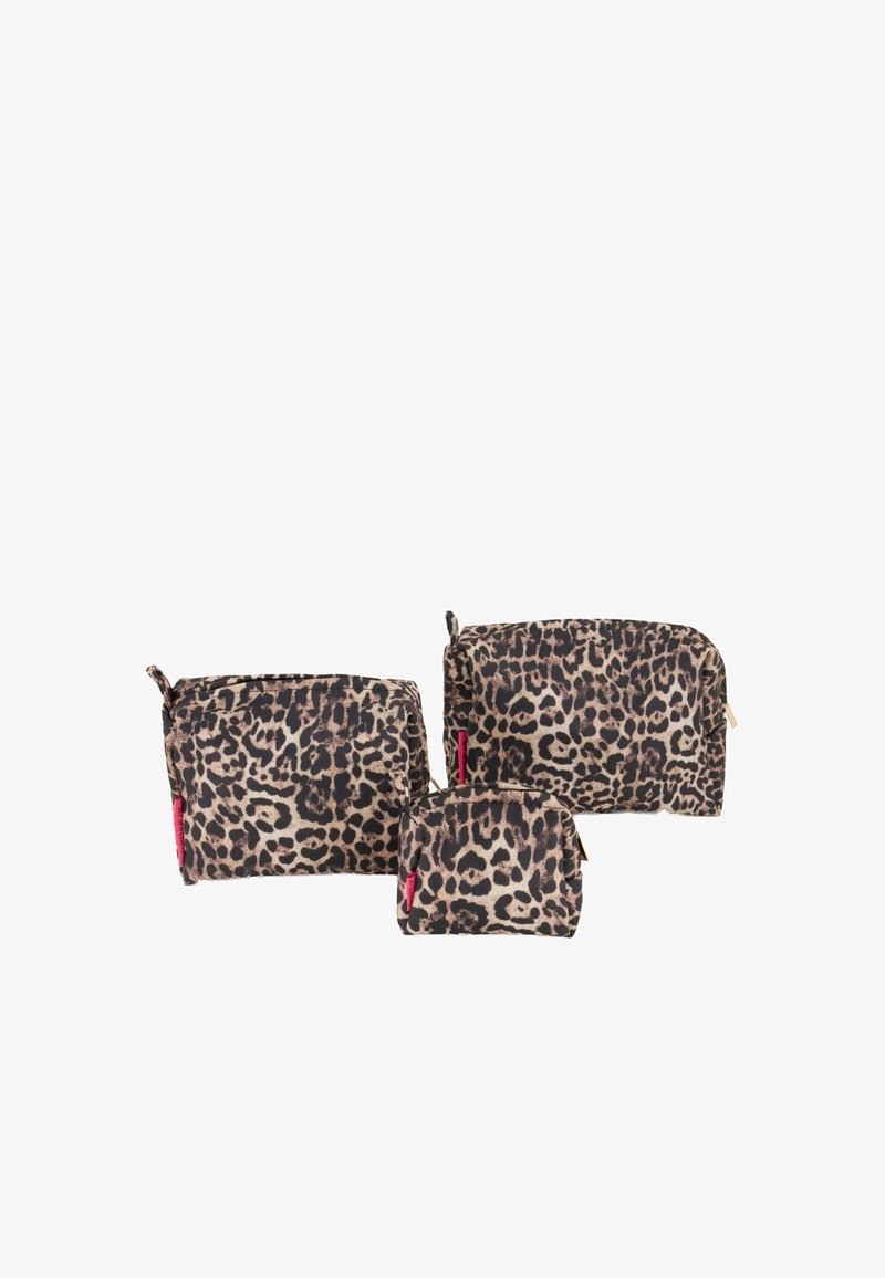 Drei Kosmetiktaschen mit Leopardenmuster in verschiedenen Größen, aus Stoff mit kontrastierenden roten Reißverschlüssen. Strukturierte Oberfläche und abgerundete Kanten.