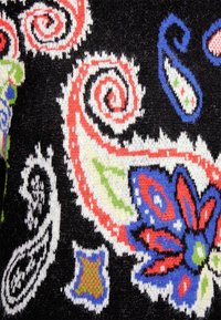 Tissu tricoté avec un fond noir orné de motifs paisley vibrants en rouge, bleu, vert et blanc. Texture douce avec des détails complexes.