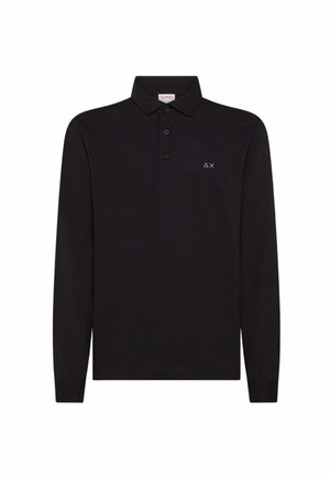 Polo a maniche lunghe di colore nero, realizzato in cotone, con colletto classico, tre bottoni e un piccolo logo bianco sul petto.