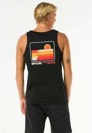Schwarzes Tank-Top mit retro Grafikdesign, das Sonnenuntergangs- und Wellenmotive in Orange, Gelb und Weiß zeigt. Aus Baumwolle mit lässigem Schnitt.