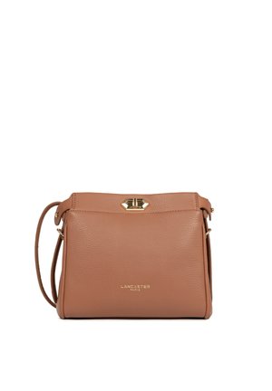 Sac bandoulière en cuir marron texturé avec fermoir doré et logo "Lancaster Paris" sur le devant, équipé d'une sangle d'épaule ajustable.