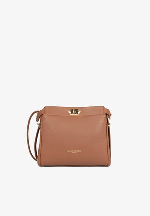 Sac bandoulière en cuir marron texturé avec fermoir doré et logo "Lancaster Paris" sur le devant, équipé d'une sangle d'épaule ajustable.