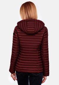 Bordo pūkuotas švarkas su kapišonu, su quilted dizainu ir pūstomis detalėmis gale. Siūlo minkštą tekstūrą ir prigludusią siluetą.