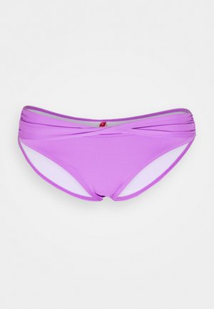 Paarse bikini broek met een slank ontwerp, zacht materiaal en gekruiste details bij de taille. Van binnen gevoerd met witte stof.