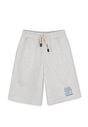 Pantalones cortos de longitud hasta la rodilla en gris claro con cintura elástica y cordón, con un logo azul "Marc Jacobs" en la parte inferior de la pierna izquierda.