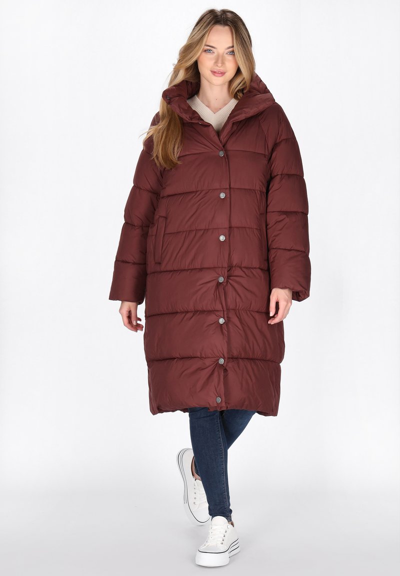 Piumino bordeaux con cappuccio, dotato di chiusura a bottone e tasche laterali. Design lavorato a trapunte, con una vestibilità lunga e morbida.