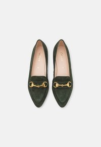 Mocassini in suede verde con punta affusolata, dotati di una decorazione in catena dorata sulla parte superiore e di una soletta beige liscia.