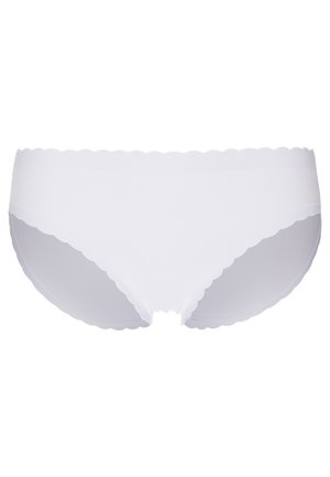 Hvite sømløse bikini-truser med bølgete kanter, laget av glatt stoff, med lav midje og minimal dekning.