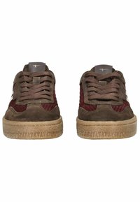 Zapatillas de ante marrón con paneles texturizados en granate, cordones planos y suela de goma texturizada. Presenta el logo en la lengüeta y acentos en los laterales.