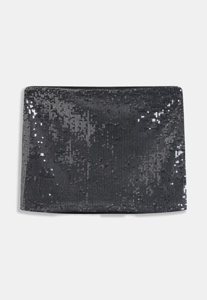 Μαύρο τσαντάκι φάκελος με παγιέτες, σε ορθογώνιο σχήμα, με λεία υφή και αντανακλαστικές παγιέτες που καλύπτουν την επιφάνεια για επιπλέον λάμψη.