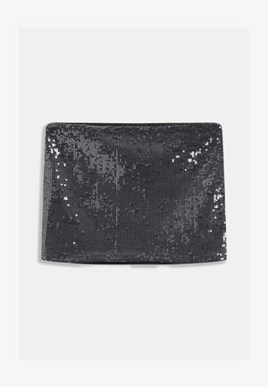 Črna torbica s šivi oblazinjenimi s sekvencami v pravokotni obliki, s gladko teksturo in odsevnimi sekvencami, ki pokrivajo površino za dodaten sijaj.