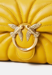 Pinko LOVE PUFF MINI - Soma ar siksnu pāri ķermenim - giallo cina/antique gold