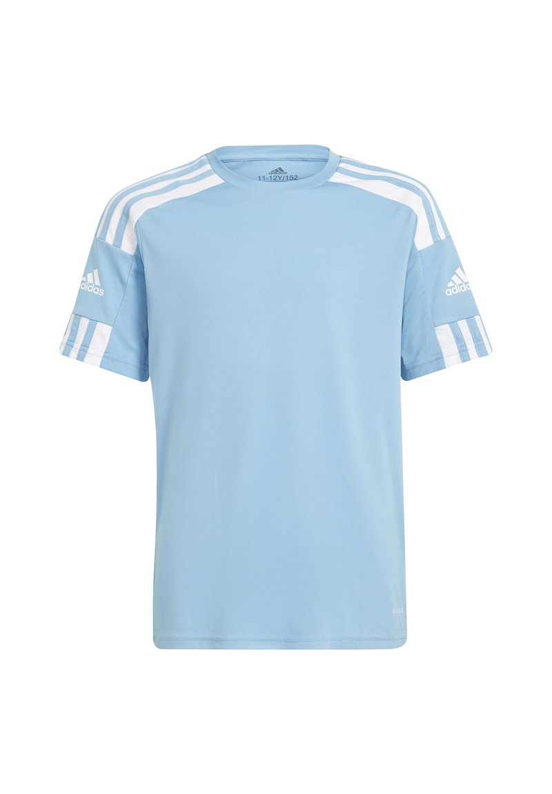 Lyseblå trænings t-shirt med korte ærmer, der har hvide accentstriber på skuldrene og et mærke-logo på ærmerne.