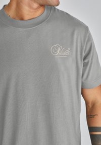 SIKSILK GRAPHIC - T-shirts print - grey